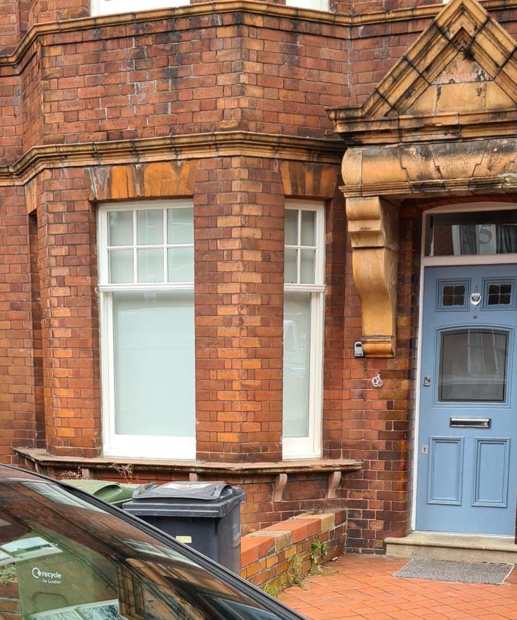 Stylish Home In Streatham. ロンドン エクステリア 写真